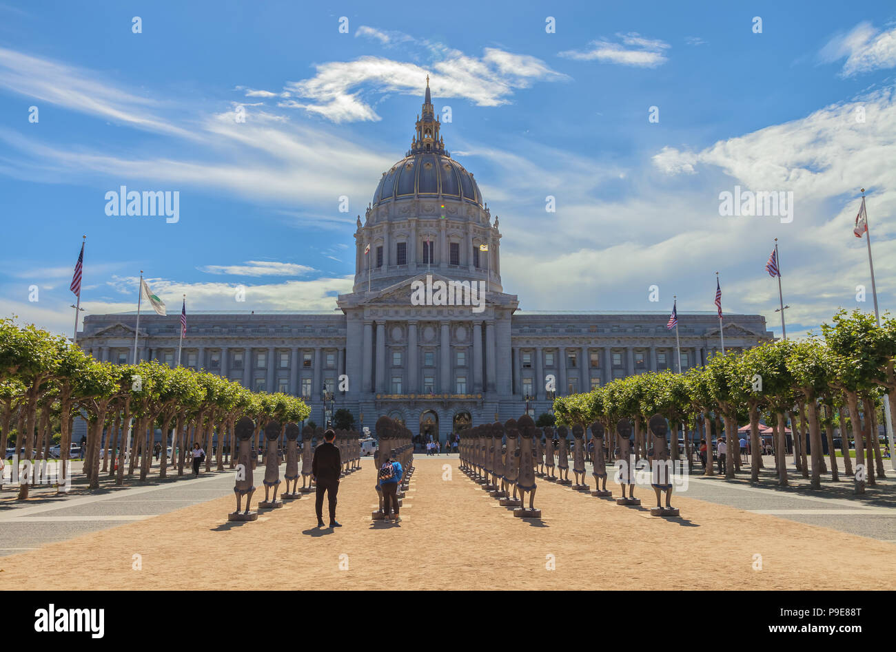 Besucher sind die Prüfung der neuen Kunst Ausstellung, unsichtbare Mann und die Maske des Schwarzseins, von Zak Ové, am San Francisco Civic Center, Kalifornien. Stockfoto