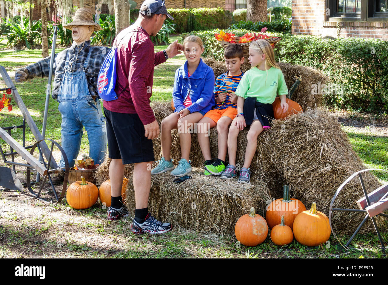 Florida, Micanopy, Herbst Harvest Festival, jährliche Kleinstadt-Community-Veranstaltung, Stände Stände Verkäufer kaufen Verkauf, Herbst Vogelscheuche Kürbis Display, Heuballen Stockfoto