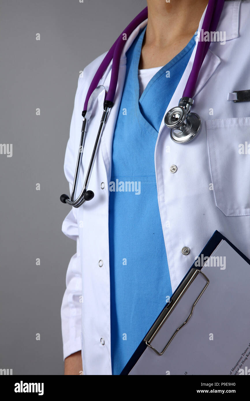 Ärztin mit einem Ordner, auf grauem Hintergrund Stockfoto