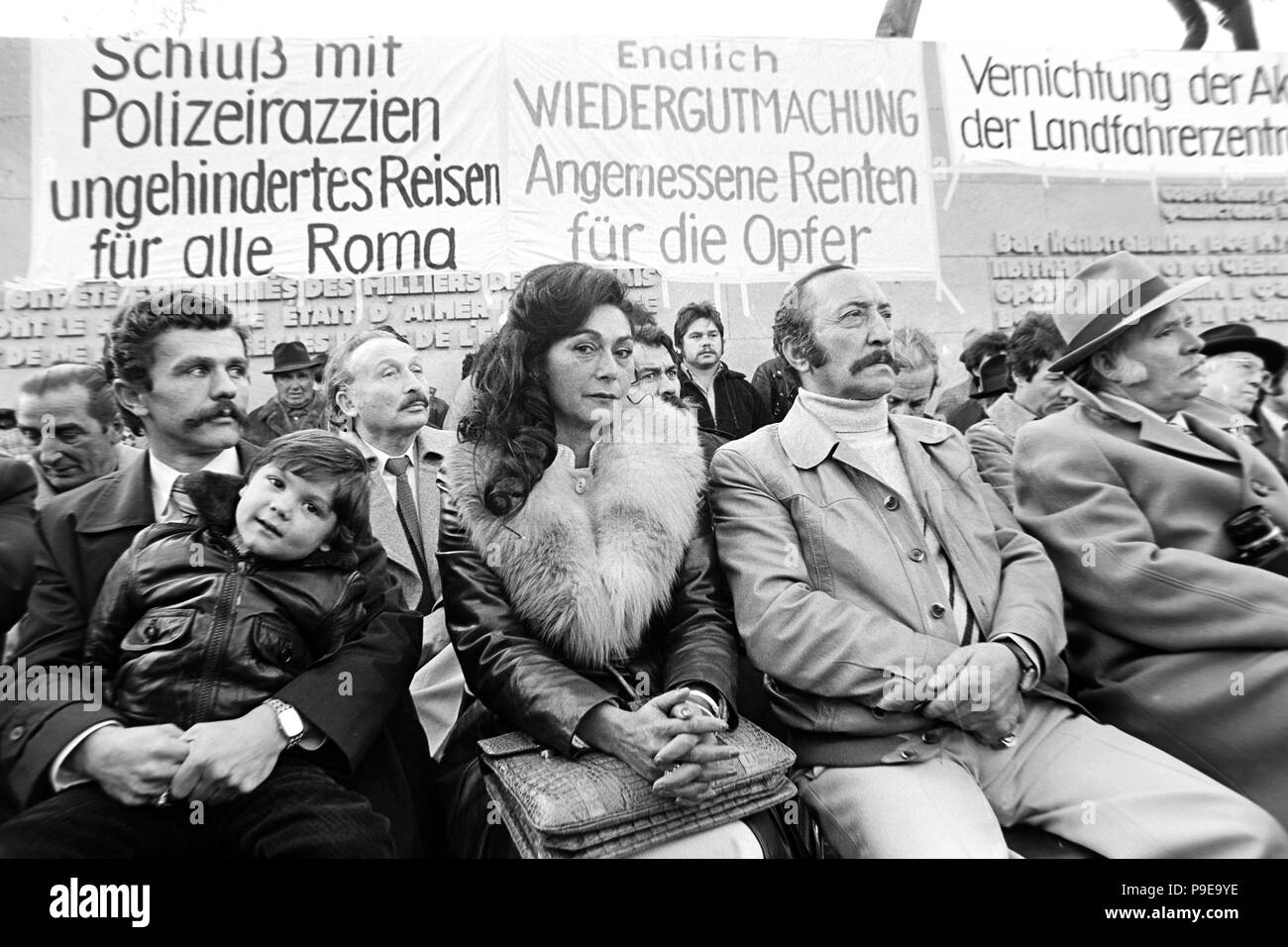 Bergen-Belsen, Deutschland, 27.10.1979 - Gedenkfeier auf der Verfolgung von Sinti und Roma im "Dritten Reich" in der Gedenkstätte des KZ Bergen-Belsen (digitales Bild von einem b/w-Film-negativ) Stockfoto