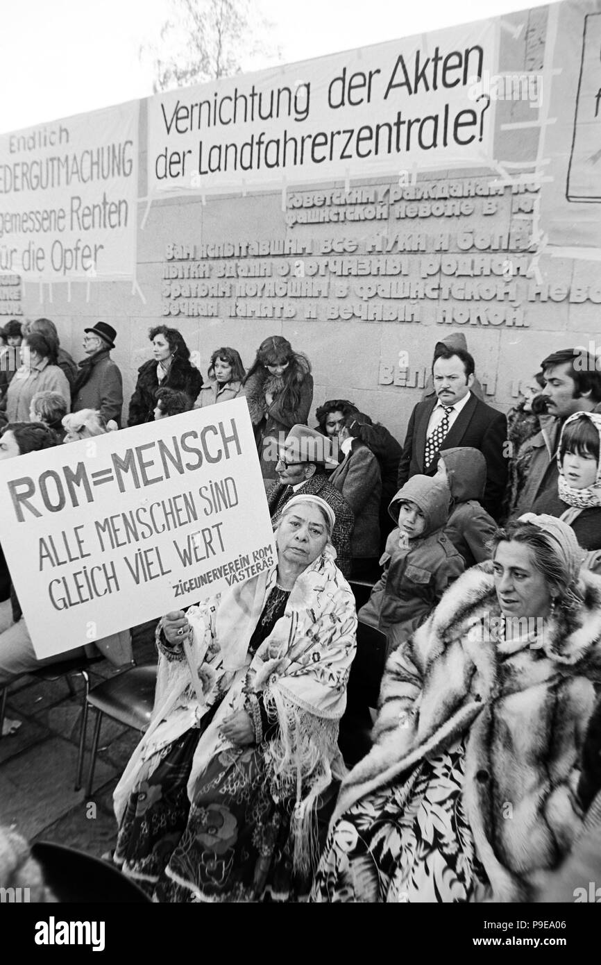 Bergen-Belsen, Deutschland, 27.10.1979 - Gedenkfeier auf der Verfolgung von Sinti und Roma im "Dritten Reich" in der Gedenkstätte des KZ Bergen-Belsen (digitales Bild von einem b/w-Film-negativ) Stockfoto