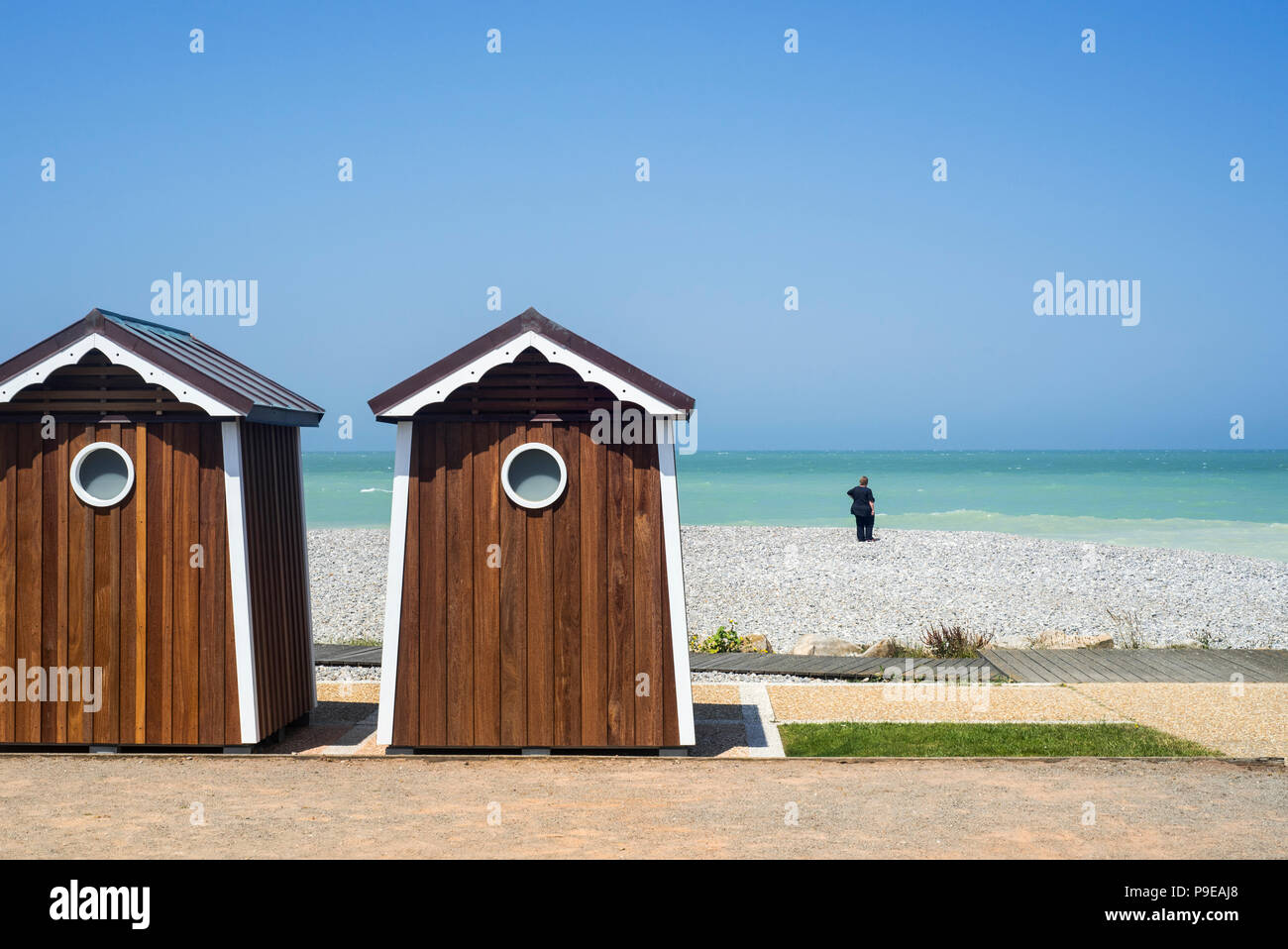 Beach Cabins im Seaside Resort Sainte-Marguerite-sur-Mer entlang der Nordseeküste, Seine-Maritime, Rhône, Côte d'Albâtre, Normandie, Frankreich Stockfoto