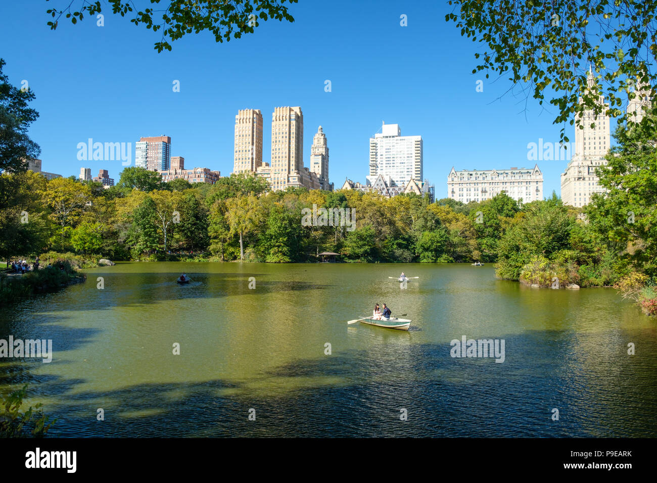 Blick auf den See mit Bootstouren im Central Park New York Stockfoto