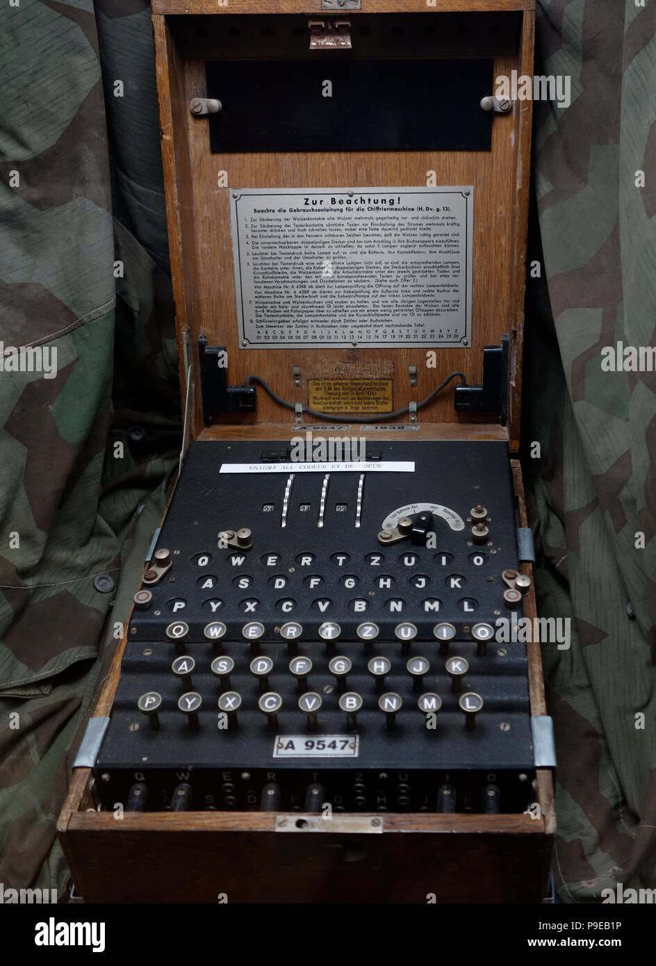 Deutsche Welt Krieg Zwei Enigma Maschine in Holzkiste, die für die Codierung von militärischen Nachrichten Stockfoto