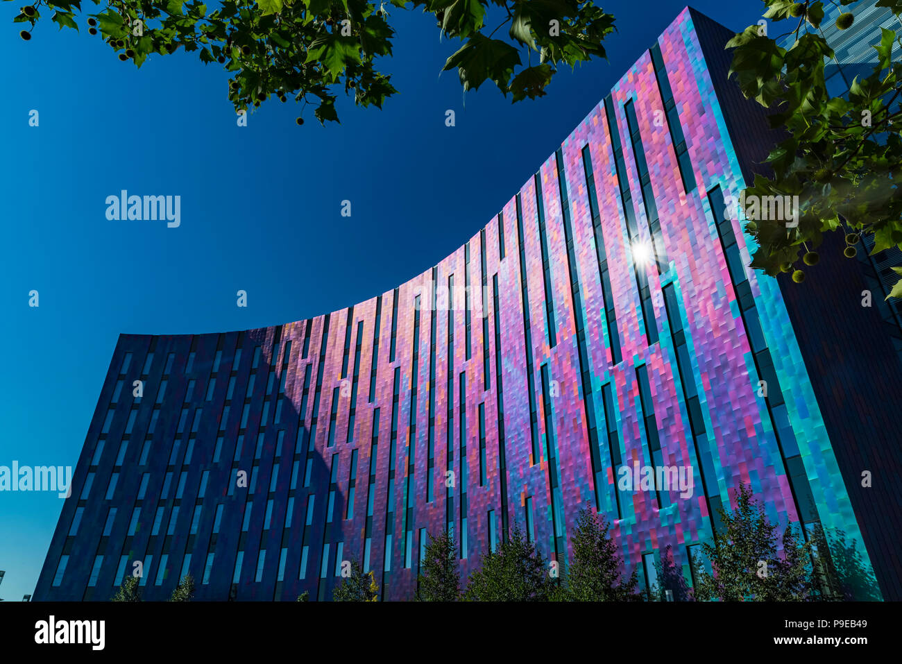 London, UK - 15. Juli 2018: Die Excel-datei, einem Zentrum für Ausstellungen und International Convention Center helle und farbenfrohe Fassade des Aloft Hotel Stockfoto