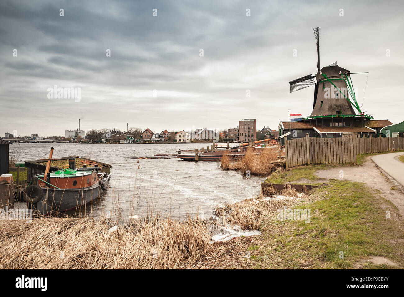 Küsten holländische Landschaft mit Windmühle. Zaanse Schans Stadt, beliebten touristischen Attraktionen der Niederlande. Vorort von Amsterdam Stockfoto