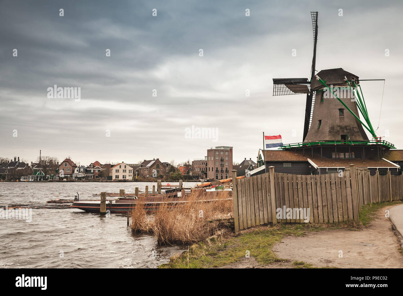 Mühle am Fluss Küste, Zaanse Schans Stadt, beliebten touristischen Attraktionen der Niederlande. Vorort von Amsterdam Stockfoto