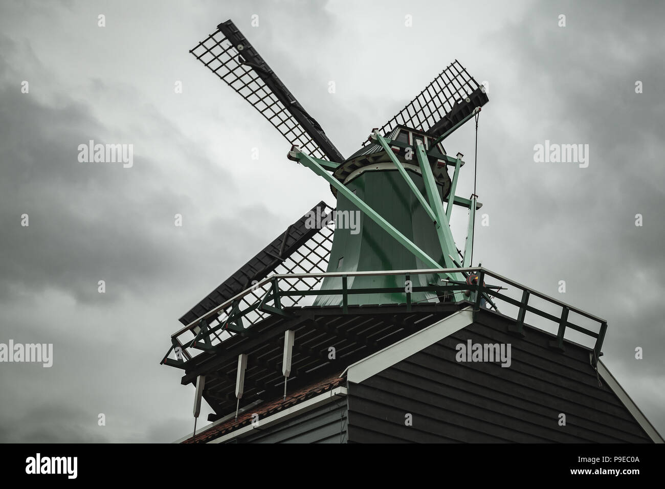 Mühle unter dramatischen bewölkten Himmel. Zaanse Schans Stadt, beliebten touristischen Attraktionen der Niederlande. Vorort von Amsterdam Stockfoto