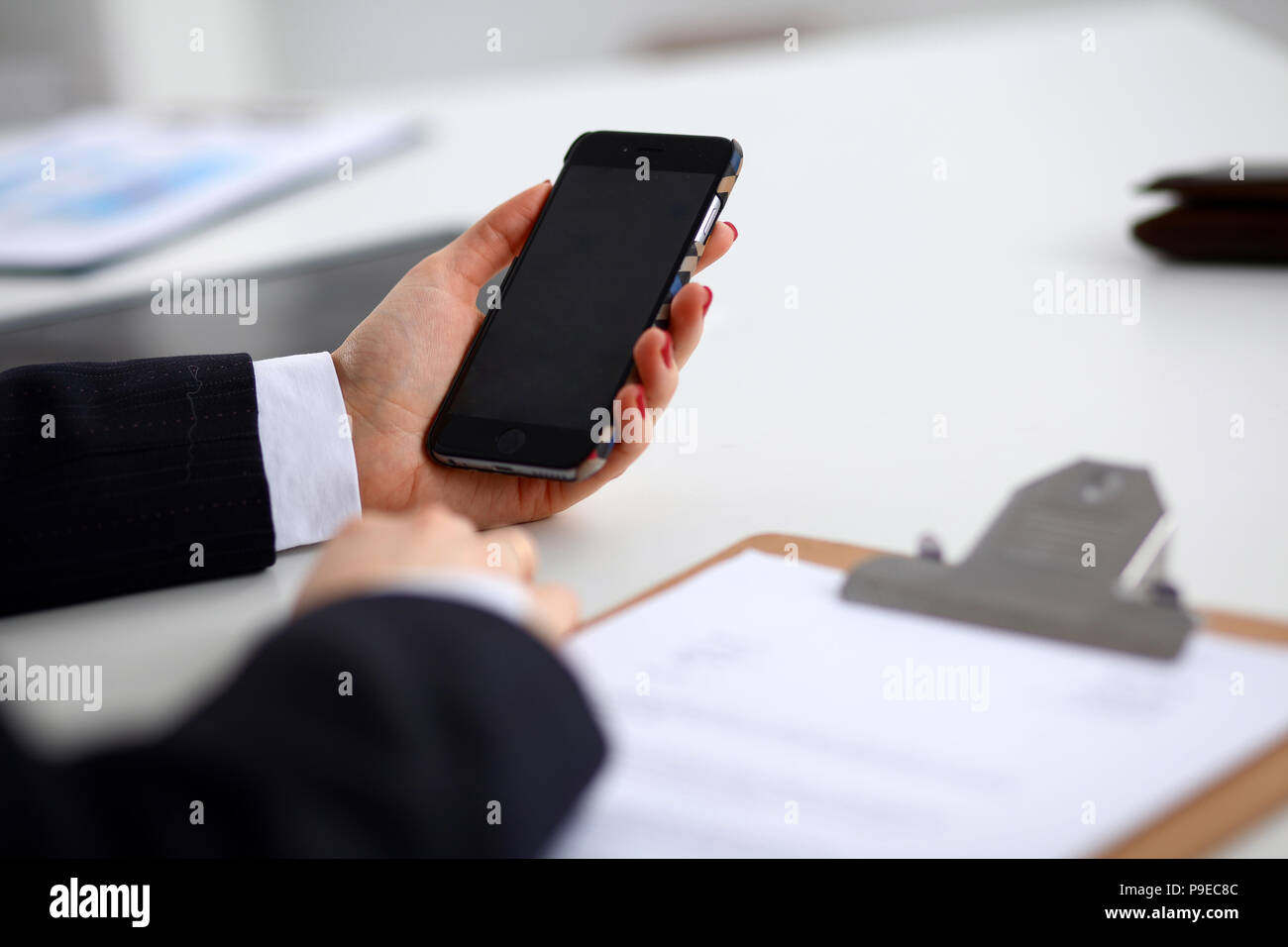 Unternehmerin über Ihr Telefon im Büro Stockfoto