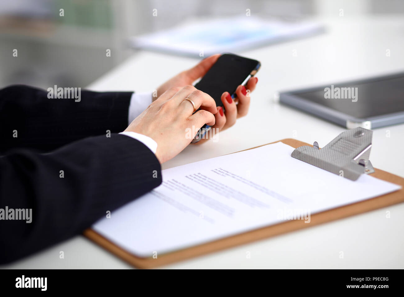 Unternehmerin über Ihr Telefon im Büro Stockfoto