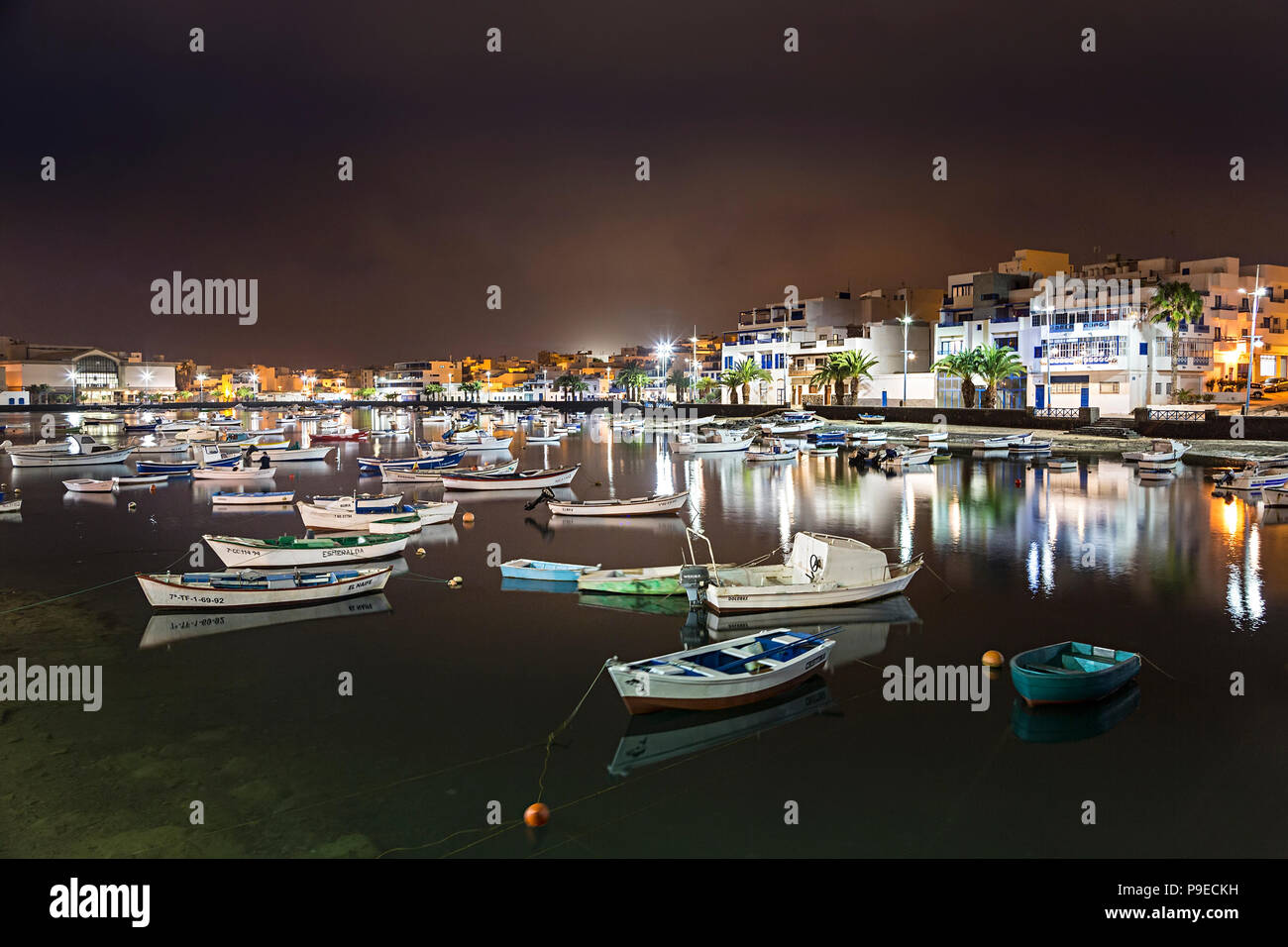 Boote vertäut im Hafen in der Abenddämmerung, Arrecife, Lanzarote, Kanarische Inseln, Spanien Stockfoto