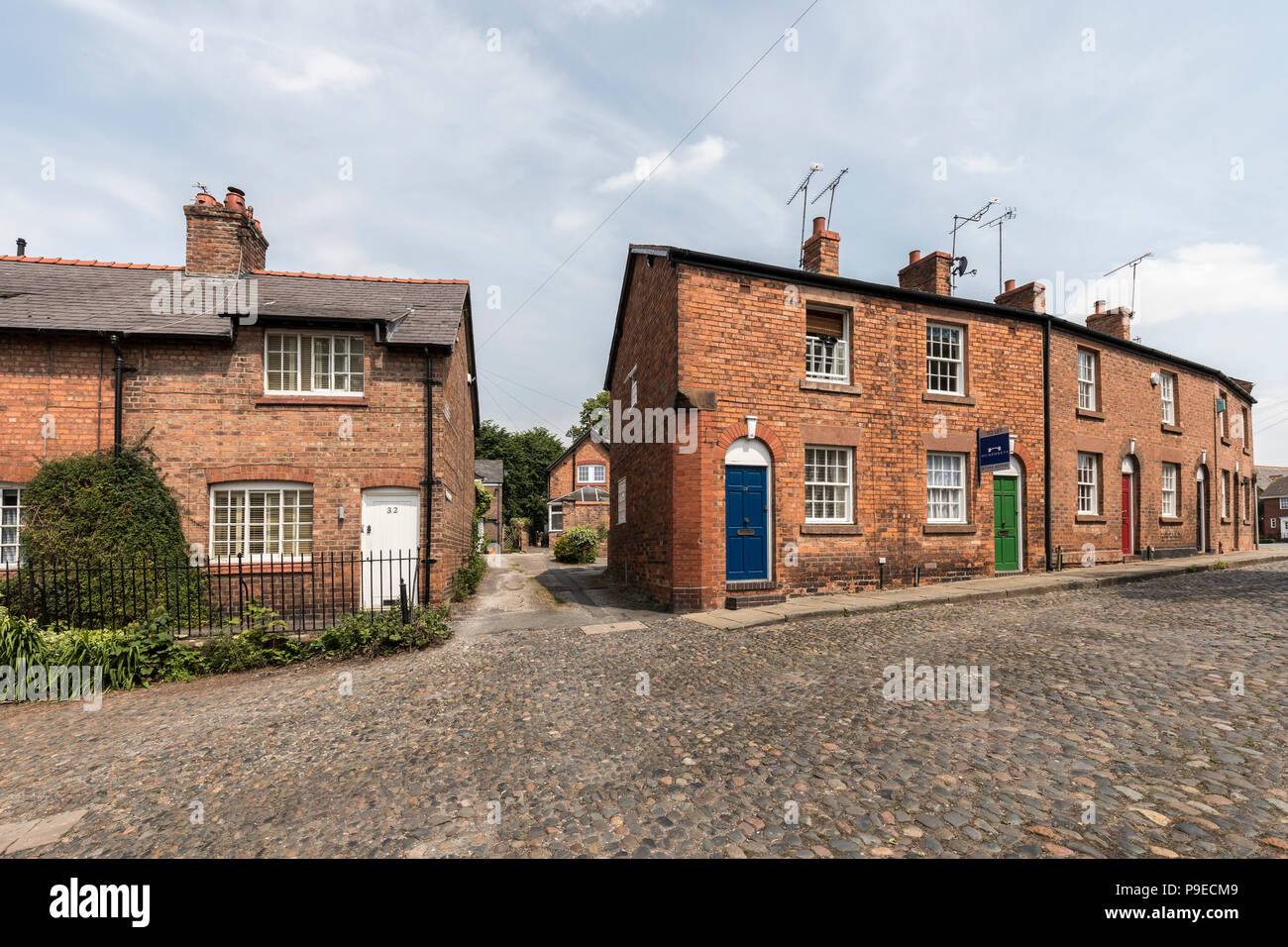Red brick Häuser in der Straße mit Kopfsteinpflaster, Chester, Cheshire, England, Großbritannien Stockfoto