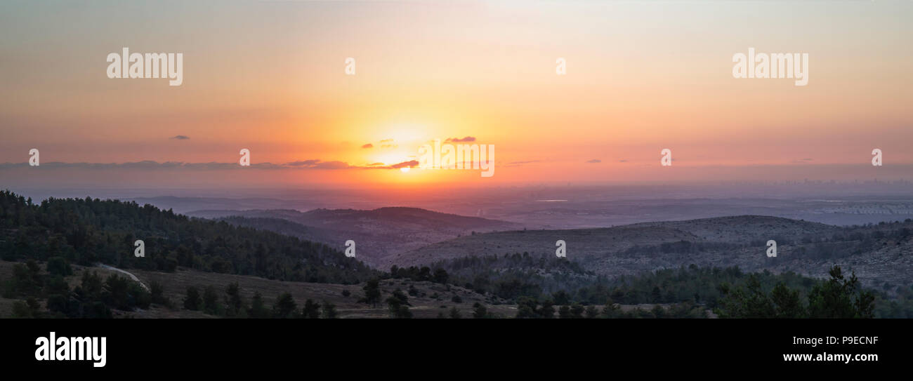Die Sonne über dem israelischen Küsten Ebene. Im Vordergrund sind die Hänge der Berge von Jerusalem. Stockfoto
