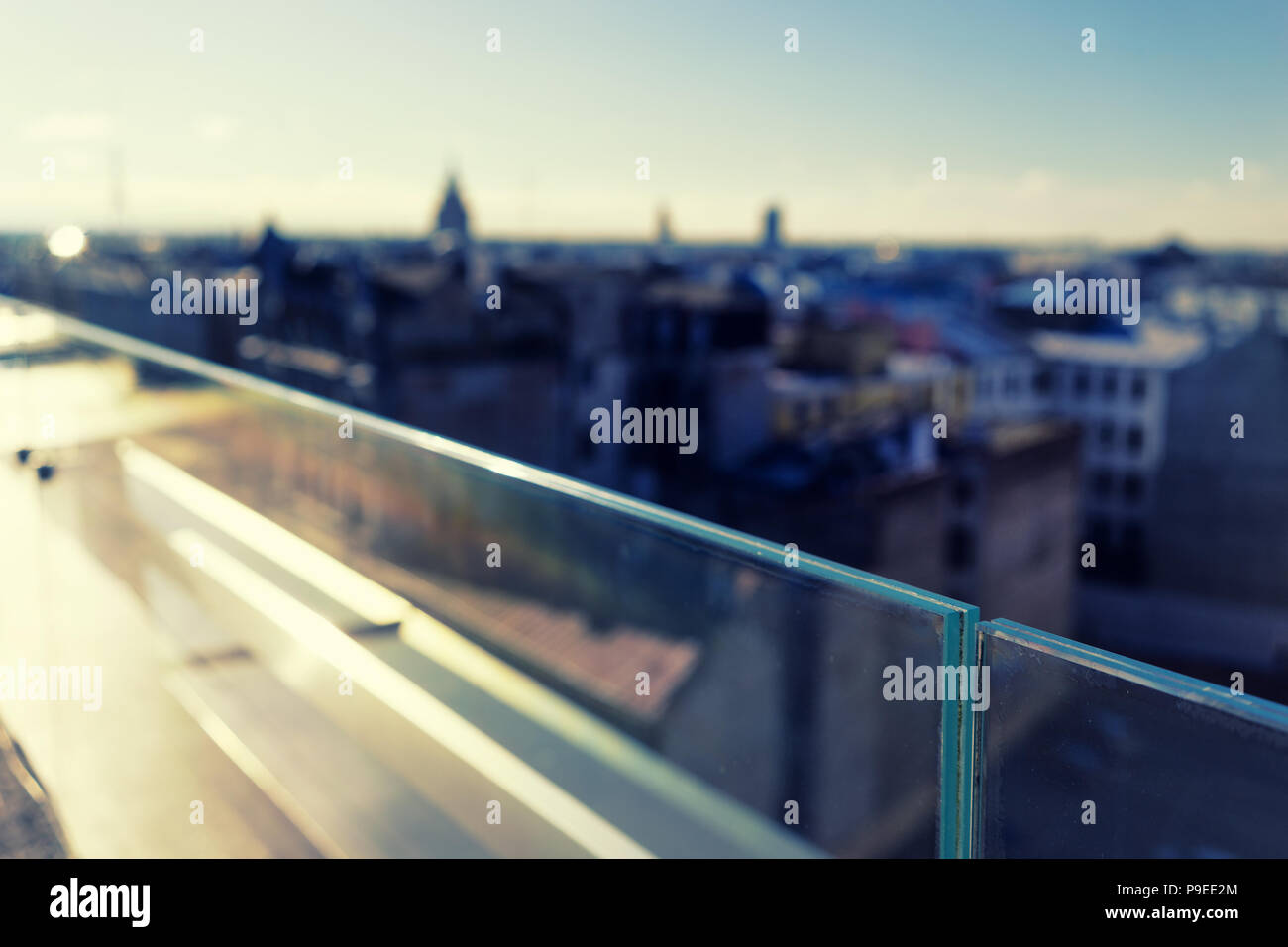 Wände aus Glas auf dem Dach eines Hauses in der Stadt an einem sonnigen Tag im Frühling. Riga, Lettland Stockfoto