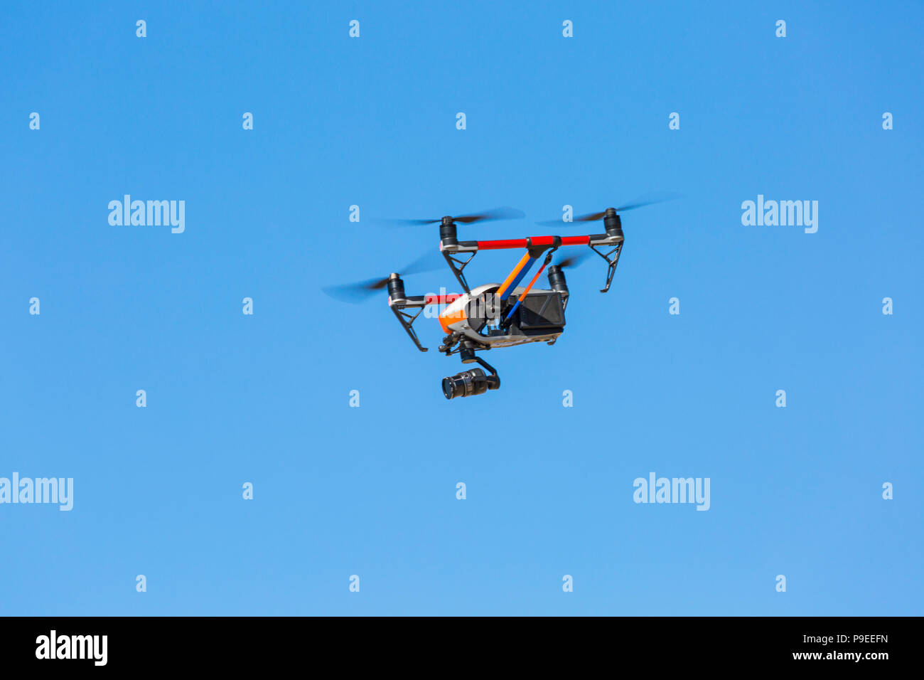 DJI inspiriere 2 Drohnen, die im Juli im Branksome Dene, Poole, Dorset UK in der Luft fliegen Stockfoto