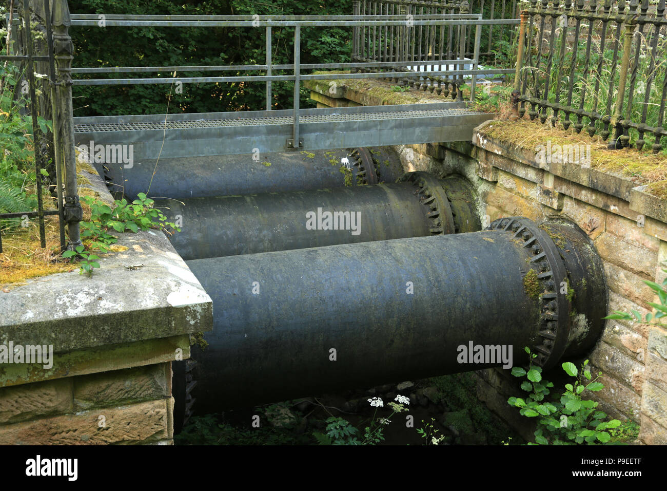 Die Leitungen des Elan Valley Aquädukt, die Wasser aus Wales, Birmingham, UK. Stockfoto