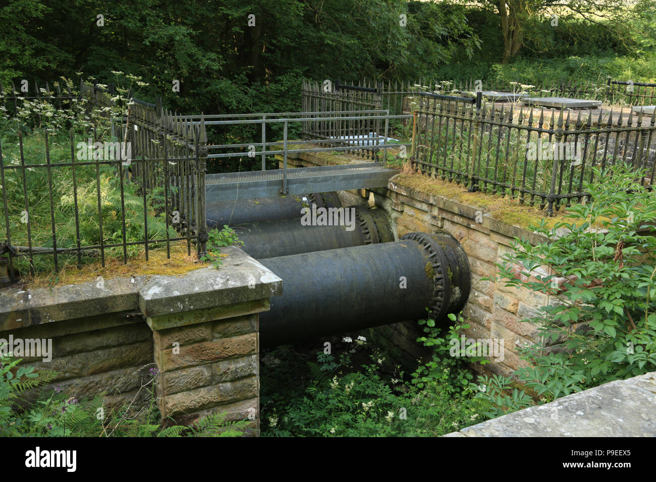 Die Leitungen des Elan Valley Aquädukt, die Wasser aus Wales, Birmingham, UK. Stockfoto