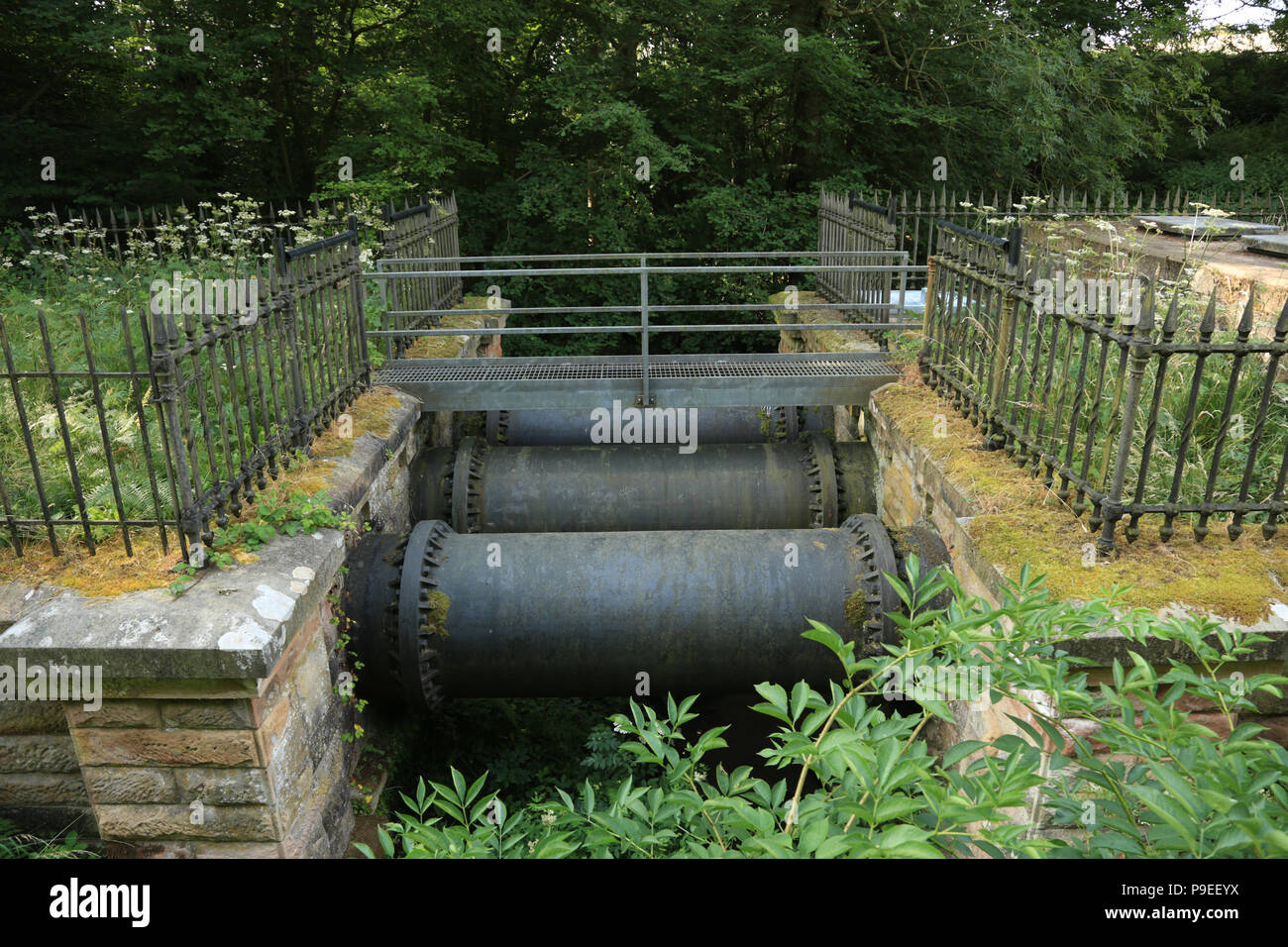 Die Leitungen des Elan Valley Aquädukt, die Wasser aus Wales, Birmingham, UK. Stockfoto