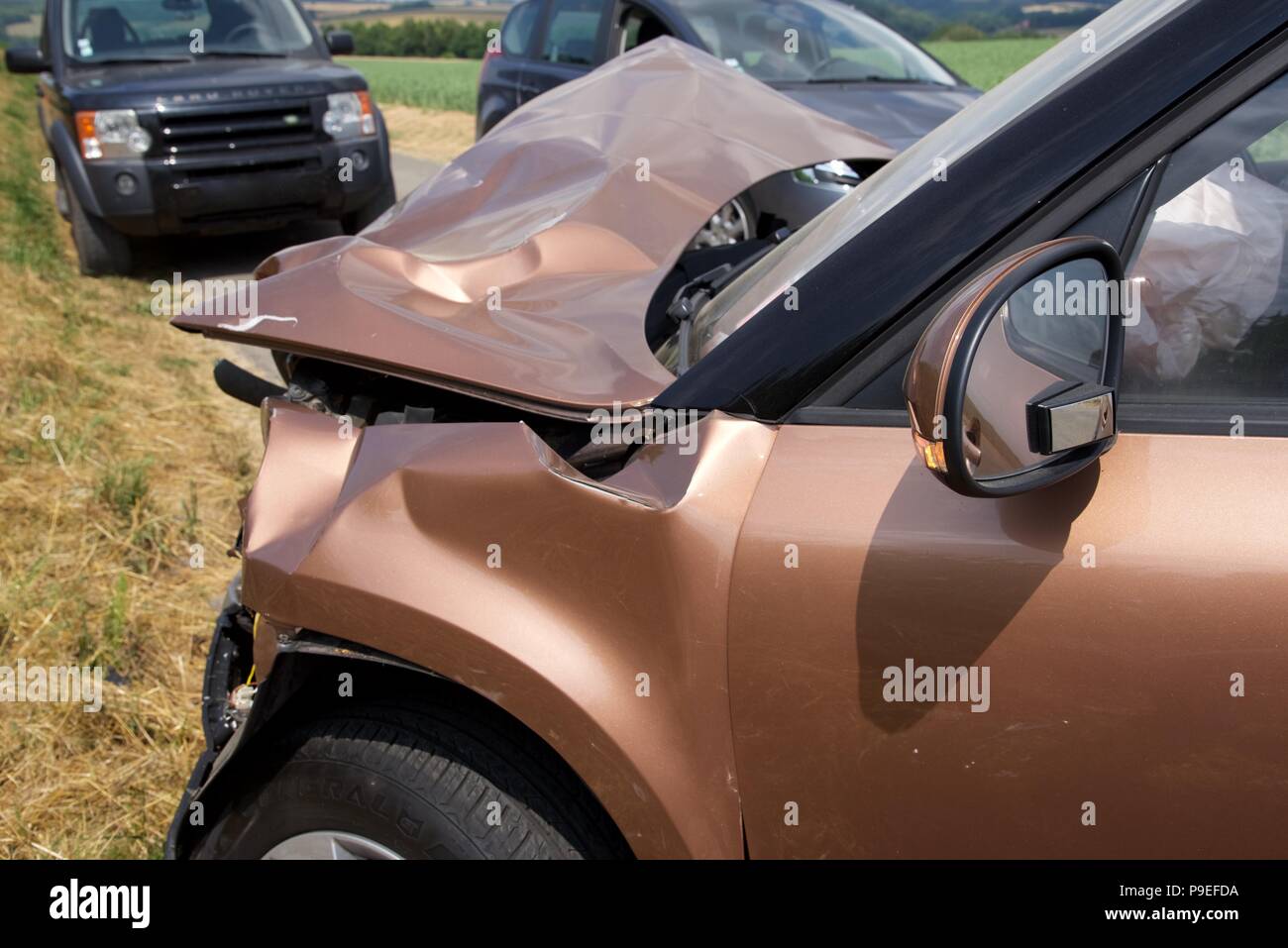 Auto Crash: Die hinterlassenschaft von Frontal (keine Verletzungen) auf einem ländlichen Französischen Straße mit einer Britischen geführte Auto und einem französischen Courier van (entfernt) Stockfoto