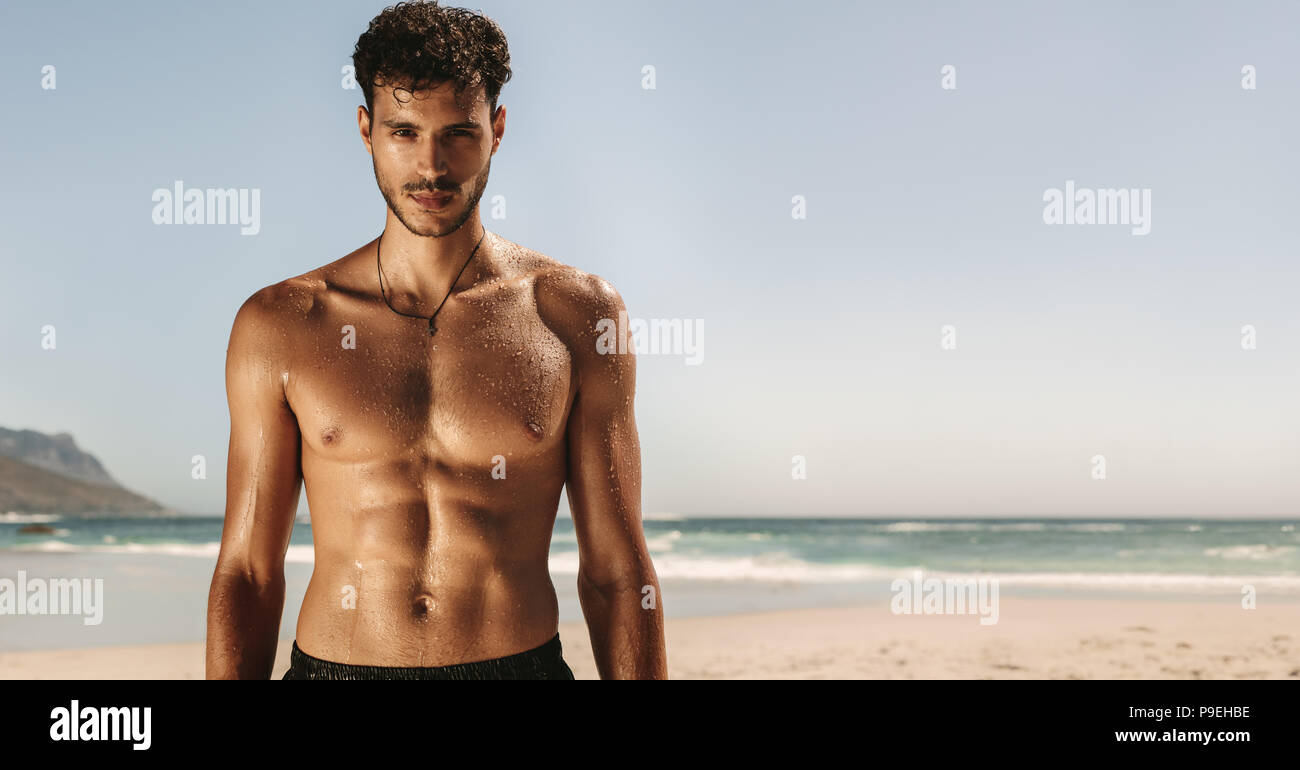 Portrat Einer Bare Chested Mann Mit Schweiss Am Ganzen Korper Wahrend Des Trainings An Einem Strand Athletischer Mann Tun Fitness Workout An Einem Strand Stockfotografie Alamy