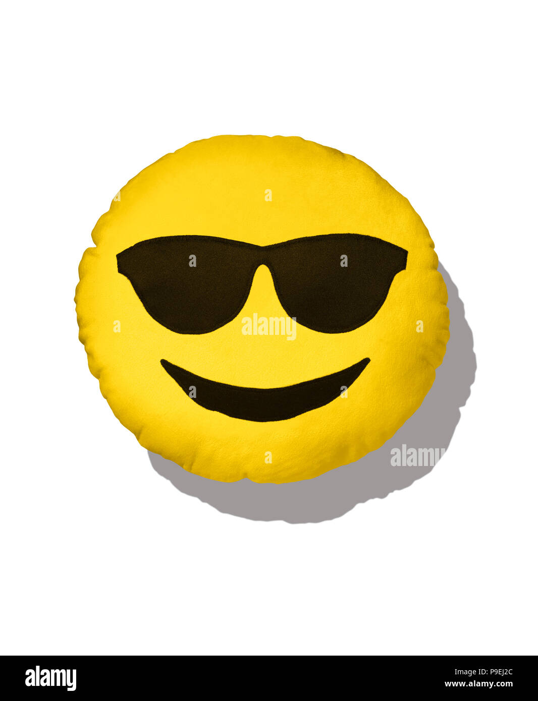 Ein buntes Bild der Sunshine Emoji Kissen mit Sonnenbrille. Stockfoto