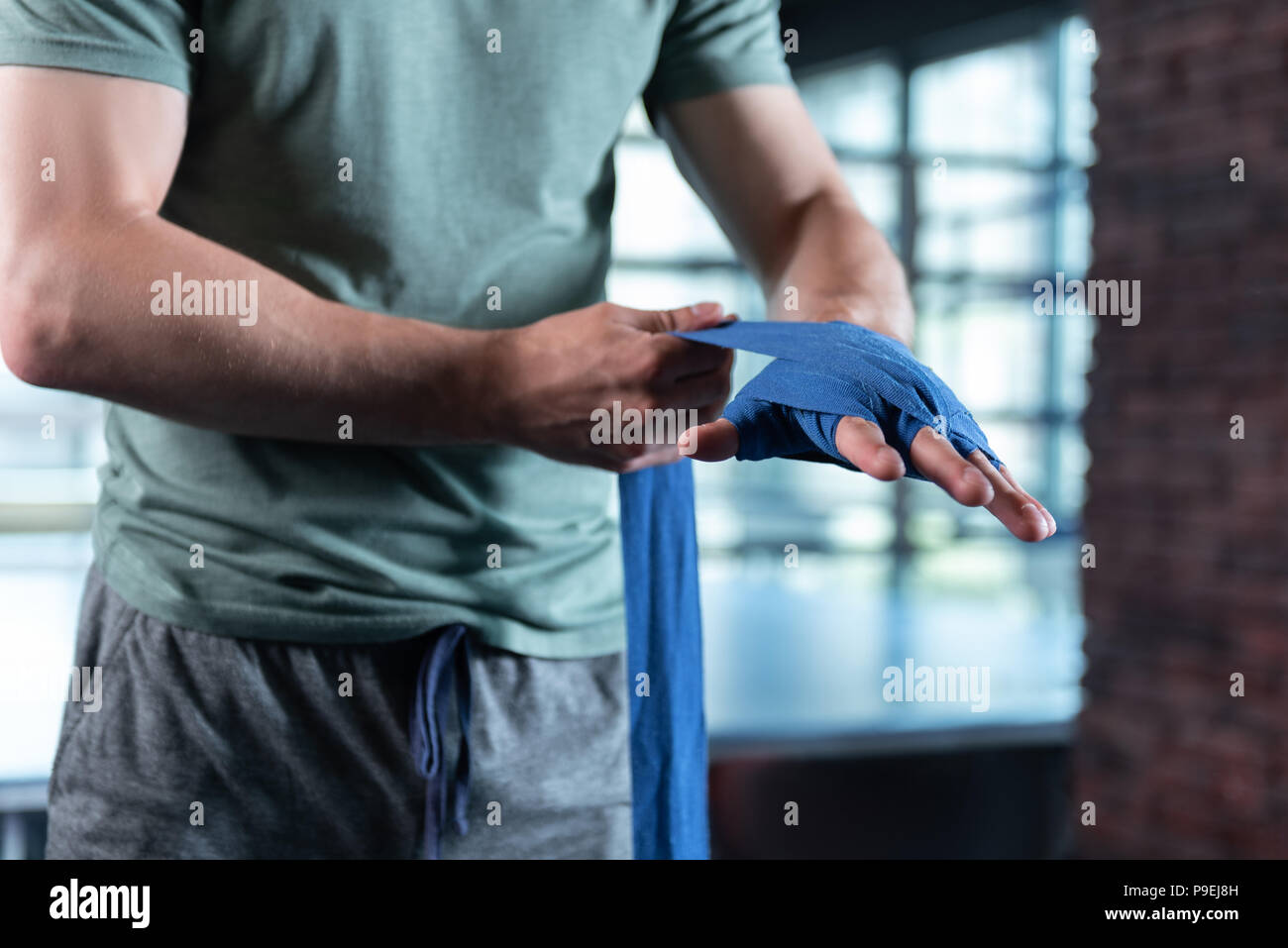 Starke Kämpfer tragen graue Shorts und T-Shirt khaki Stockfoto