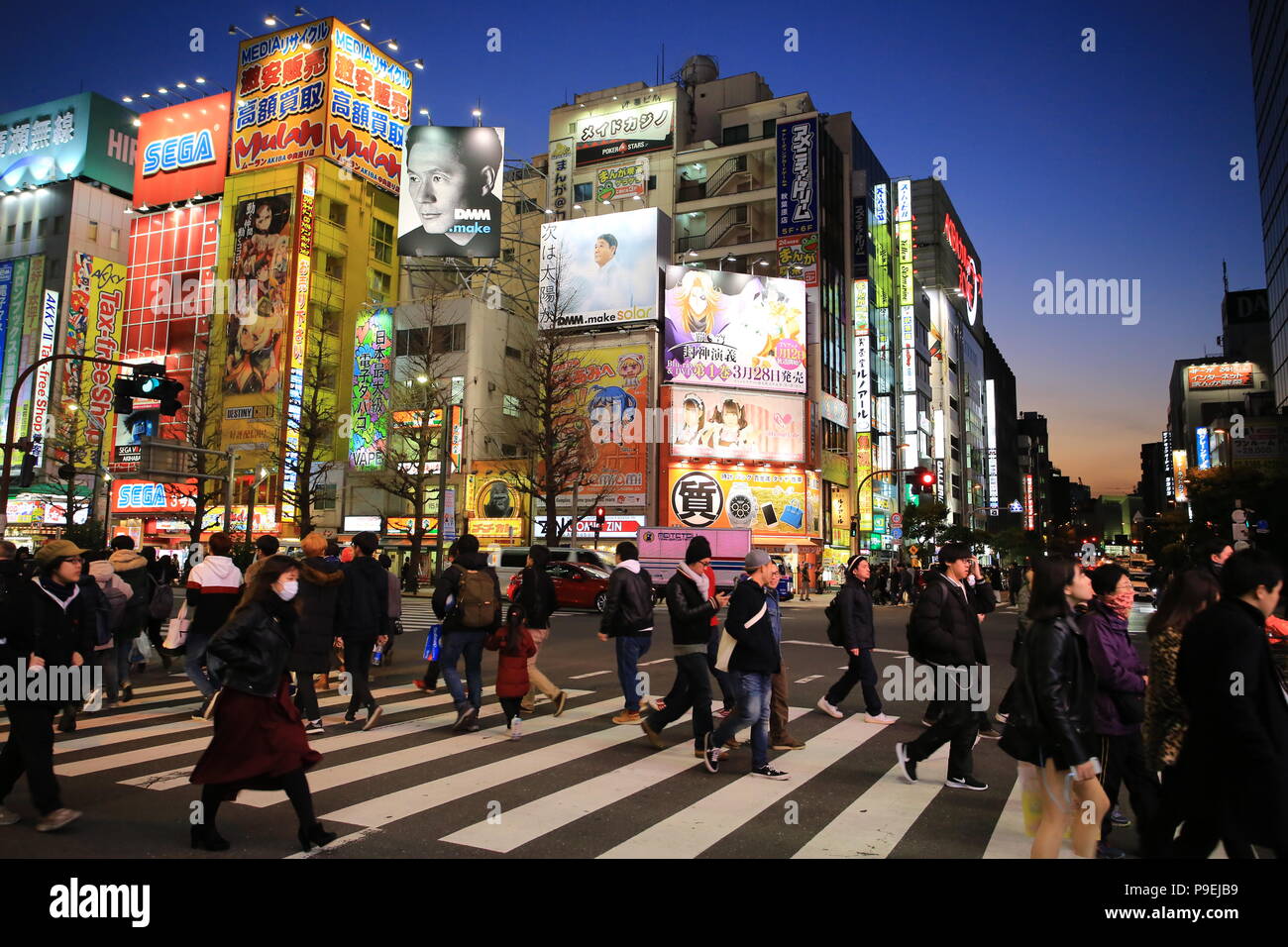 Tokio/Japan - 14. Januar 2018: die Japaner die Straße überqueren auf Akihabara Straße. Akihabara ist eines der berühmten anima Gegend in Tokio. Stockfoto