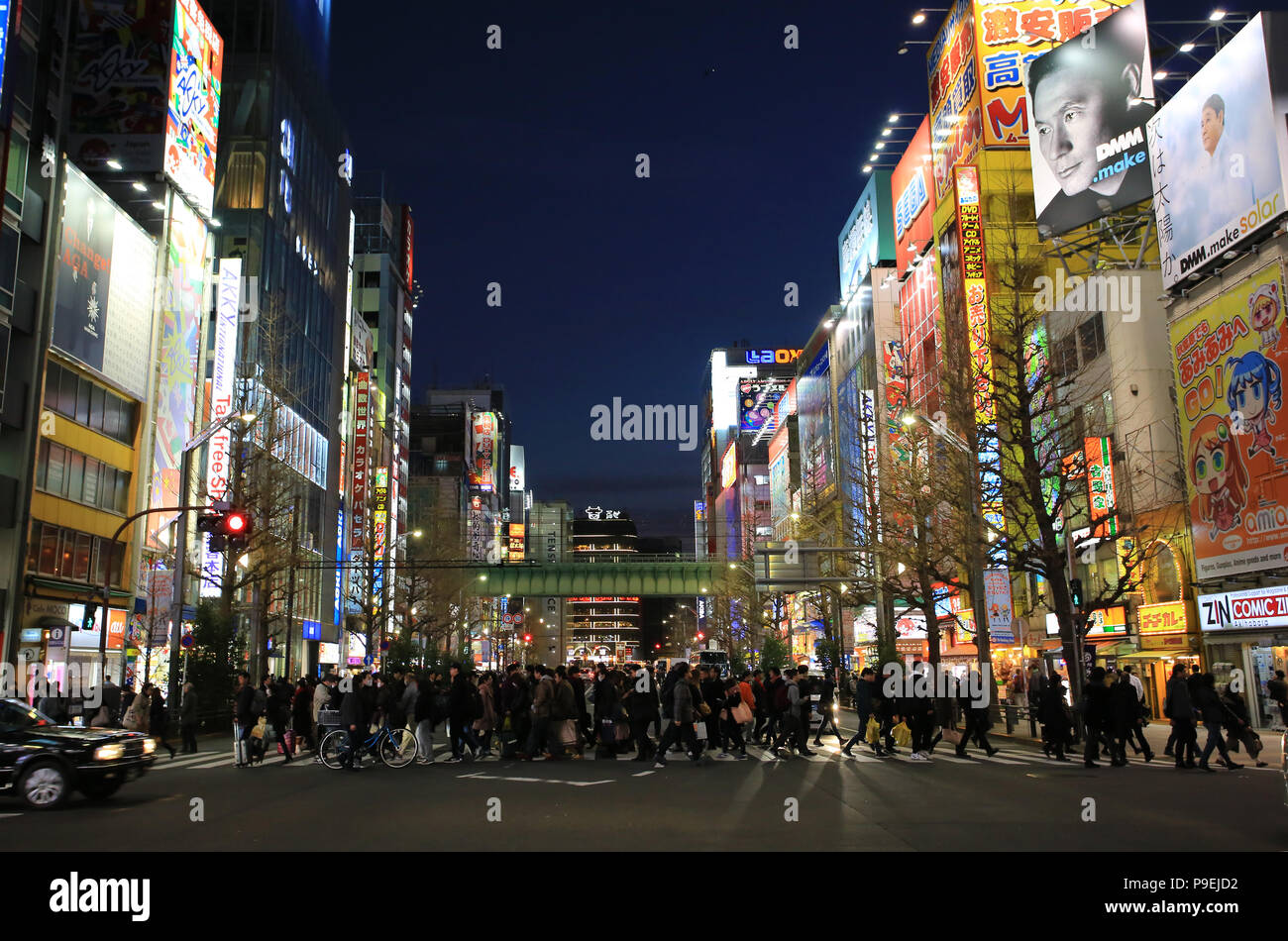 Tokio/Japan - 14. Januar 2018: die Japaner die Straße überqueren auf Akihabara Straße. Akihabara ist eines der berühmten anima Gegend in Tokio. Stockfoto