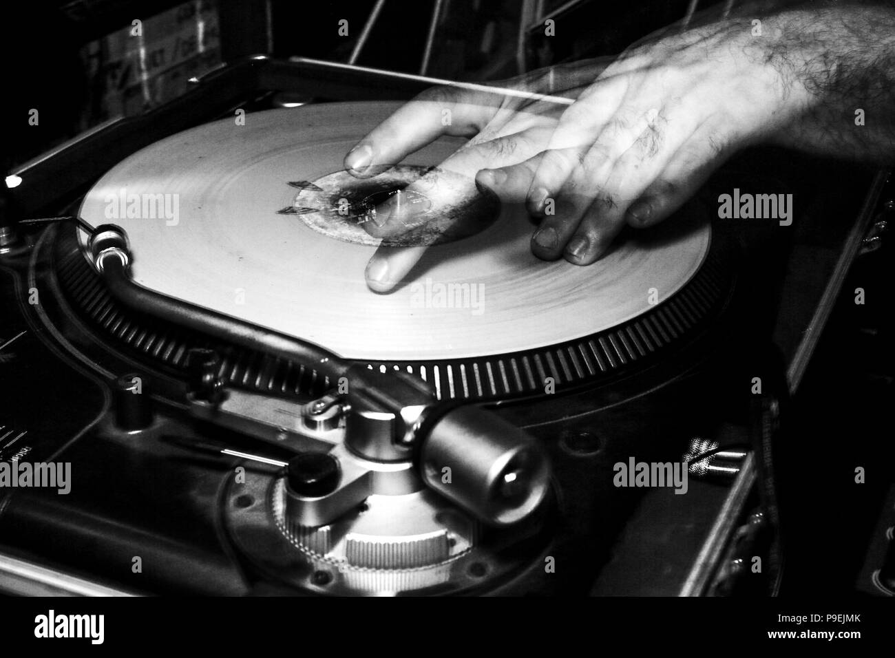 Hände eines DJ während der Wiedergabe von Schallplatten während einer Partei, sind die Hände bewegen und doppelt für eine Strobe Effekt Der Blitz beim Fotografieren Stockfoto