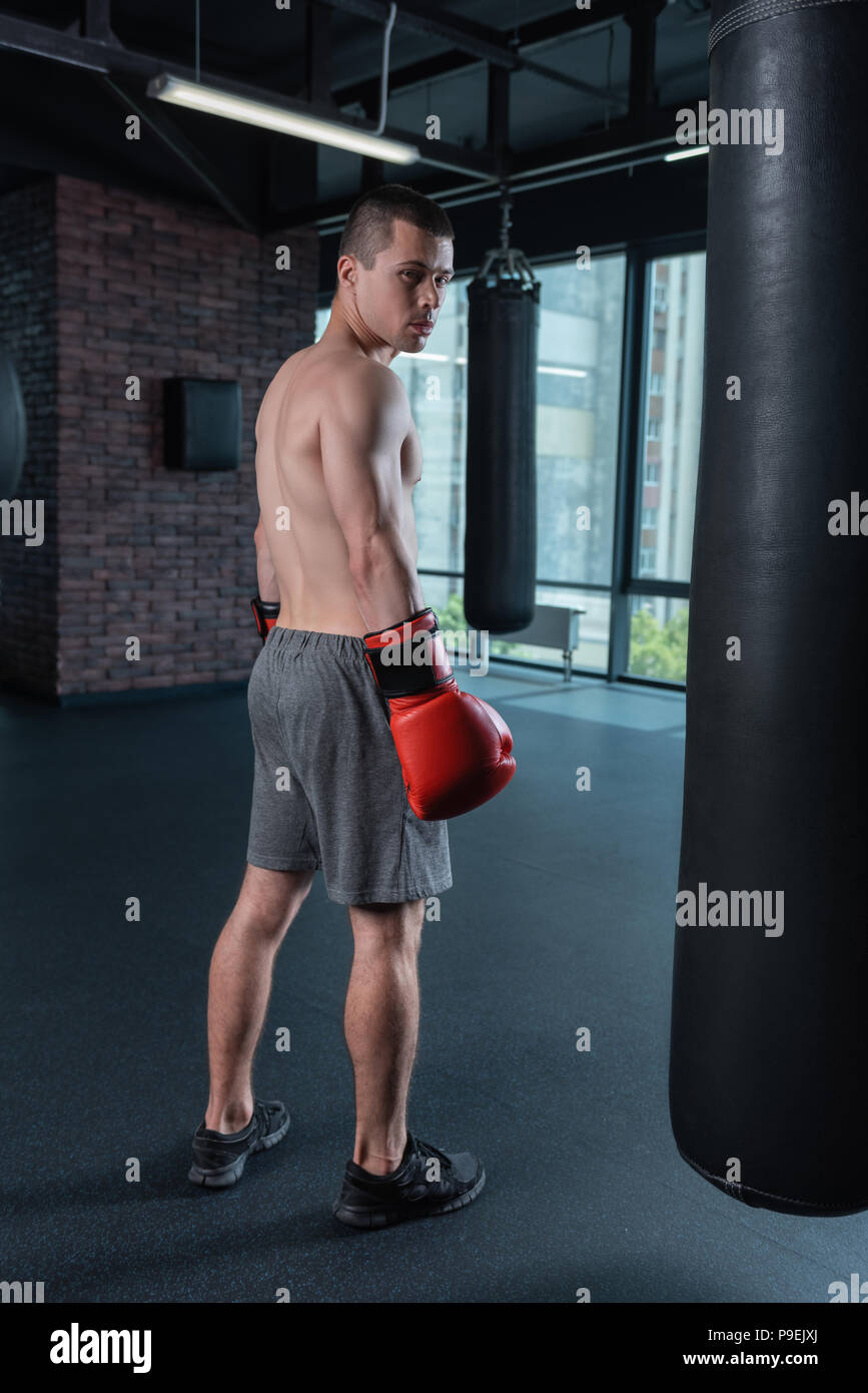 Boxer mit athletischen Körper in der Nähe von großes Fenster Stockfoto