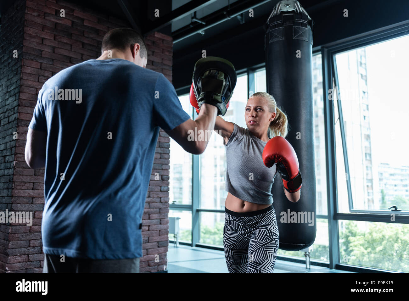 Blonde female Boxer mit netten Abs in box Lektion Stockfoto