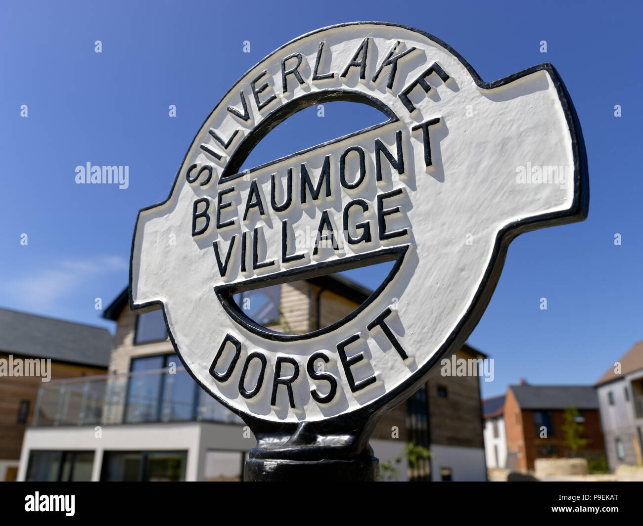 Das Zeichen in der certre von Beaumont Village, Teil der Luxury Holiday Home Entwicklung von Lebensraum erste Gruppe am Silverlake, Warmwell, Dorset Stockfoto