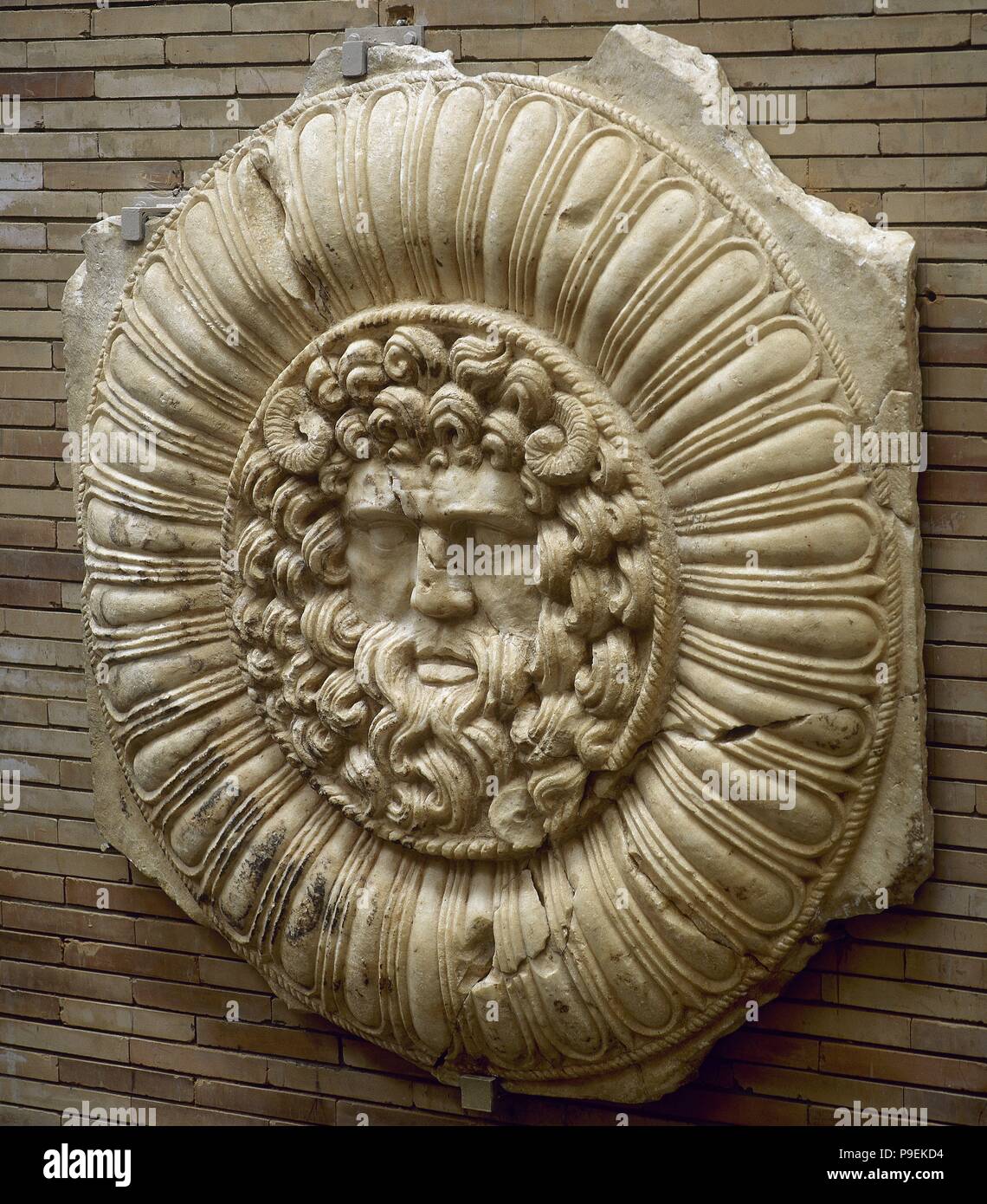 Marmoreal Platte mit einem Relief, die Jupiter Ammon durch eine Schnur von beiden Enden trennt Sie von einer Grenze von Gallonen, das das gesamte Gesicht umgibt umgeben. Teil der Dekoration in der Vorhalle des Forum oder Forum von Marmor, in Merida (Emerita Augusta), 1. Das Nationalmuseum für Römische Kunst. Merida, Provinz. Badajoz, Extremadura, Spanien. Stockfoto