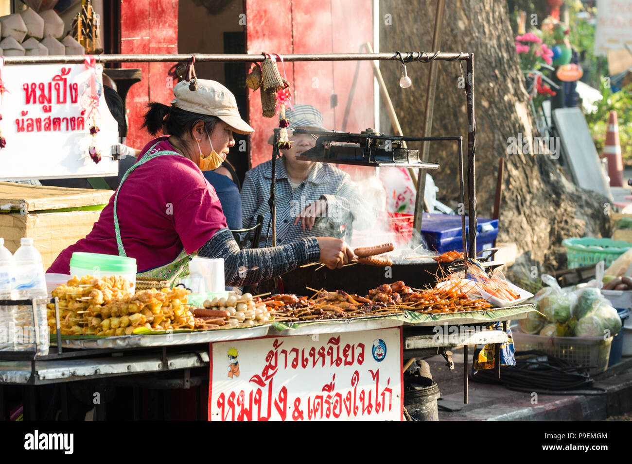 Lokalen thailändischen Frau Essen zubereiten, Street Food stall, Chiang Mai, Thailand Stockfoto