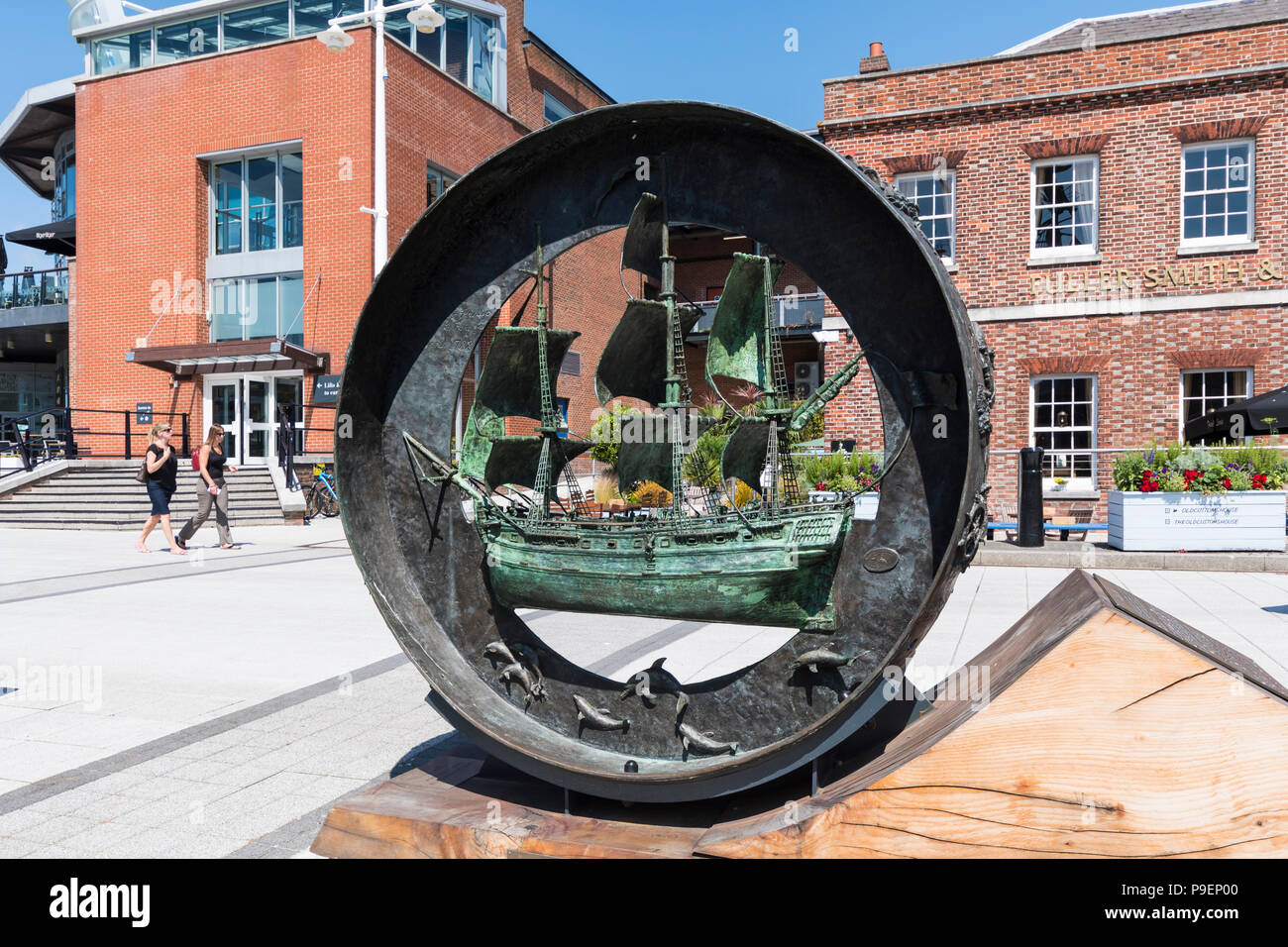 HMS Sirius Schiff memorial Skulptur in Gunwharf Quays Einkaufszentrum, Portsmouth, Hampshire, England, Großbritannien Stockfoto