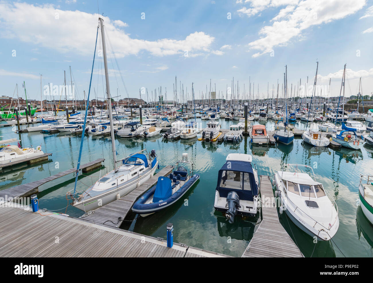 Yachten und Boote geboren am Haslar Marina von Portsmouth Harbour in Gosport, Hampshire, England, UK. Stockfoto