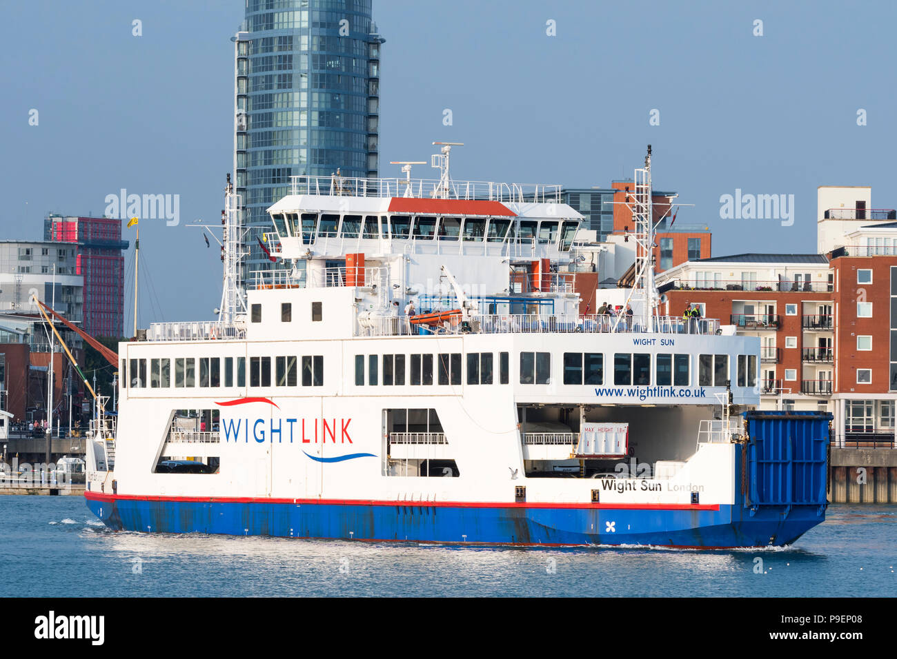 Wight Sun, eine Pkw- und Passagierfähre von Wightlink im Sommer in Portsmouth Harbour, Portsmouth, Hampshire, England, Großbritannien. Stockfoto