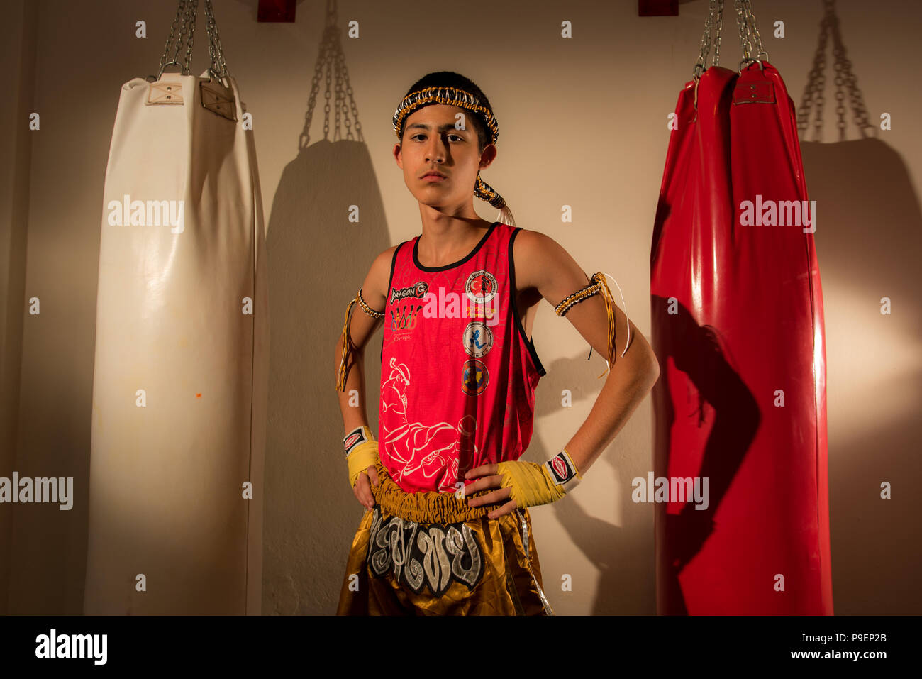Jüngeres Kind Muay Thai KKck boxer Vorbereitung für die UFC, MMA, K-1, HERRLICHKEIT Käfig Kampf Stockfoto