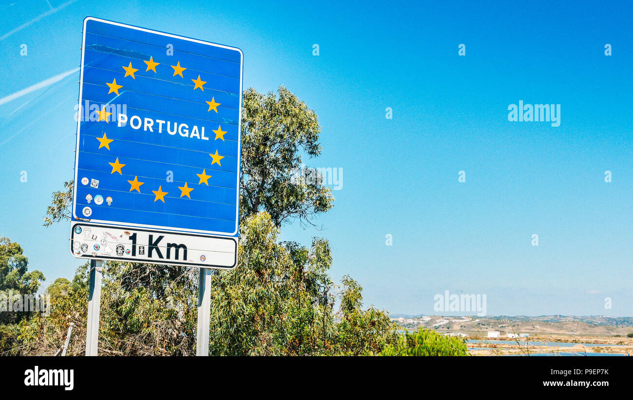 Schild an der Grenze von einem Land der Europäischen Union, Portugal 1 km voran mit blauen Himmel Platz kopieren. Überqueren Sie auf der Autobahn aus Spanien. Stockfoto