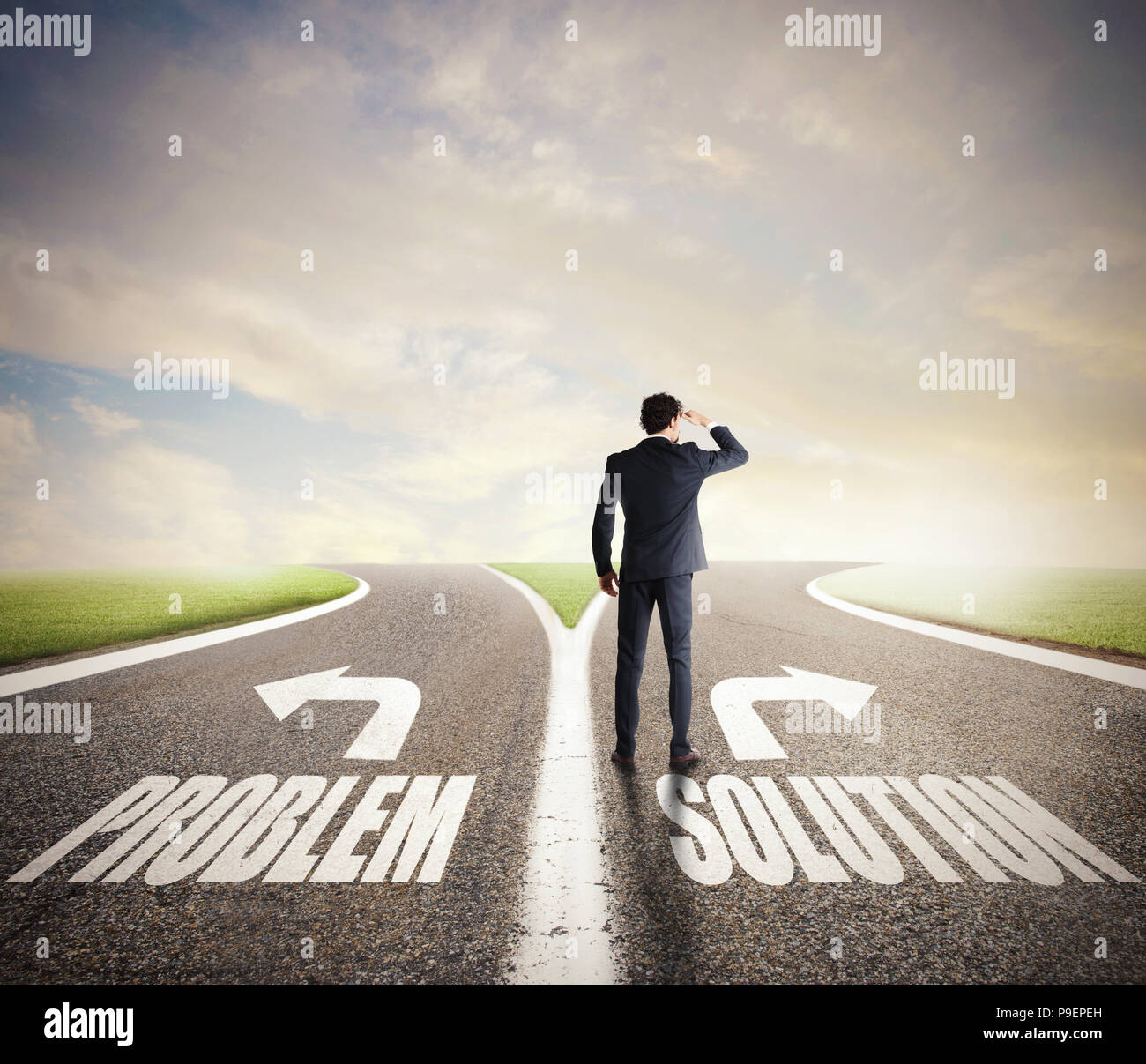 Geschäftsmann an einem Scheideweg. Er entscheidet sich für den richtigen Weg. Begriff der Entscheidung im Geschäft Stockfoto