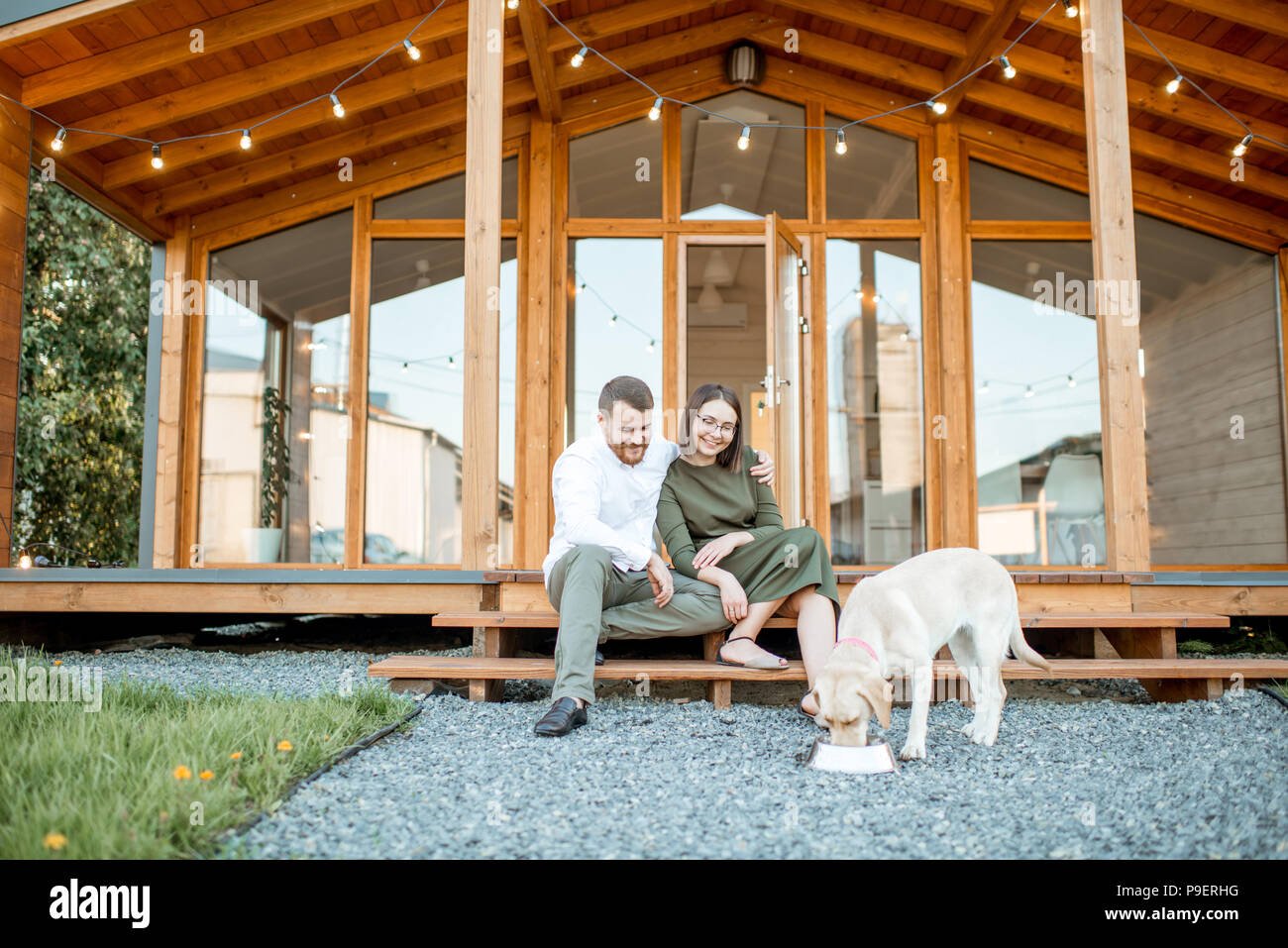 Paar mit Hund in der Nähe des Hauses Stockfoto