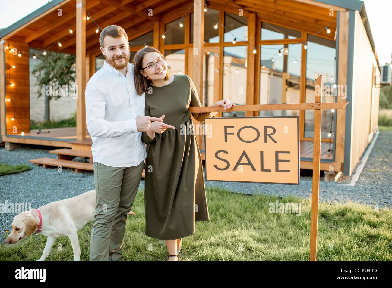 Paar verkaufen Country House Stockfoto