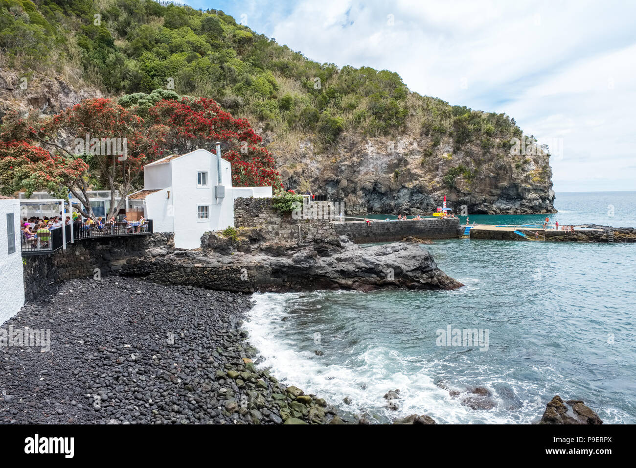 Restaurant am Strand in caloura an der Südküste der Insel Sao Miguel, Azoren Stockfoto