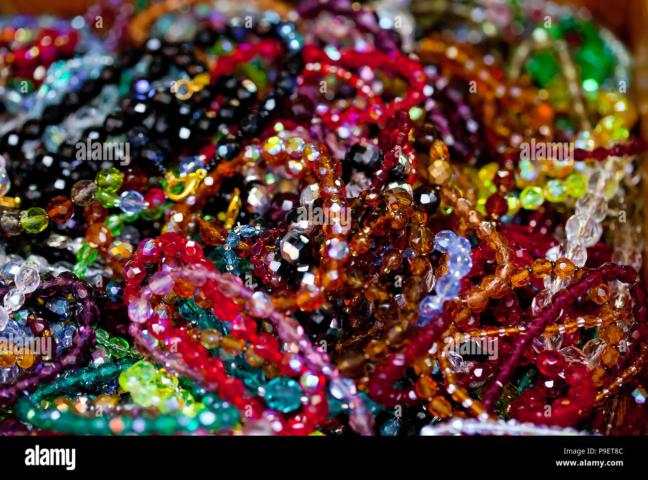 Hintergrund Der unzählige bunte glänzende Glasperlen Stockfoto