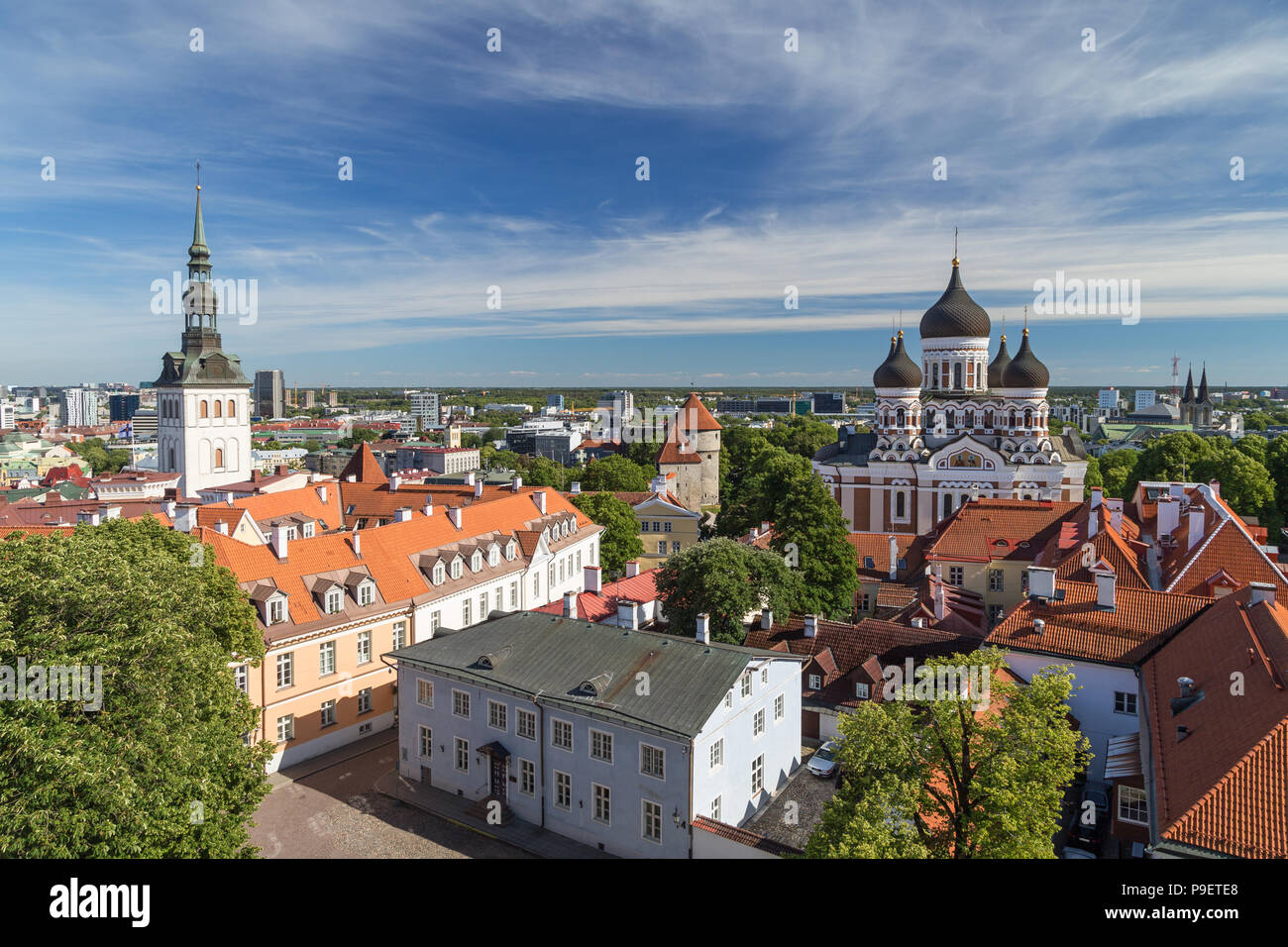 St. Nicholas' Church, St. Alexander Nevsky Kathedrale und andere Gebäude in der Altstadt von Tallinn, Estland, gesehen von oben im Sommer. Stockfoto