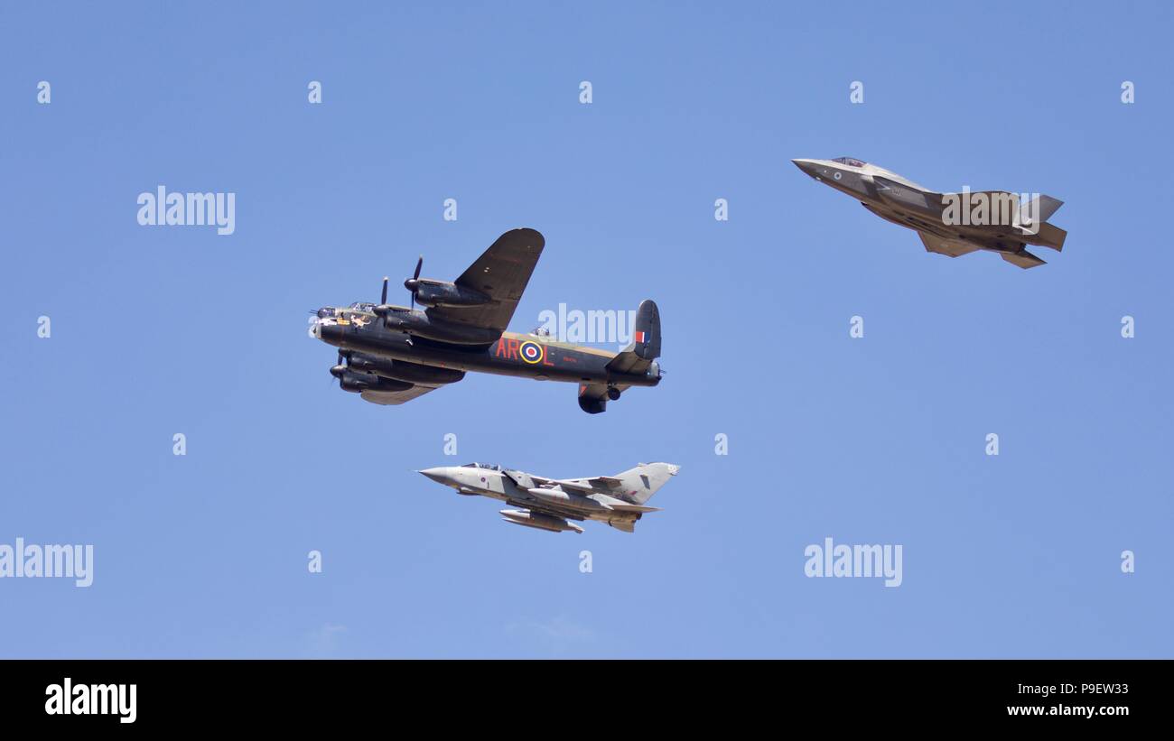 617 Squadron 'Dambusters' eine einzigartige Flypast am 2018 RIAT mit der Avro Lancaster, Panavia Tornado und die neue F-35 B Blitz Stockfoto