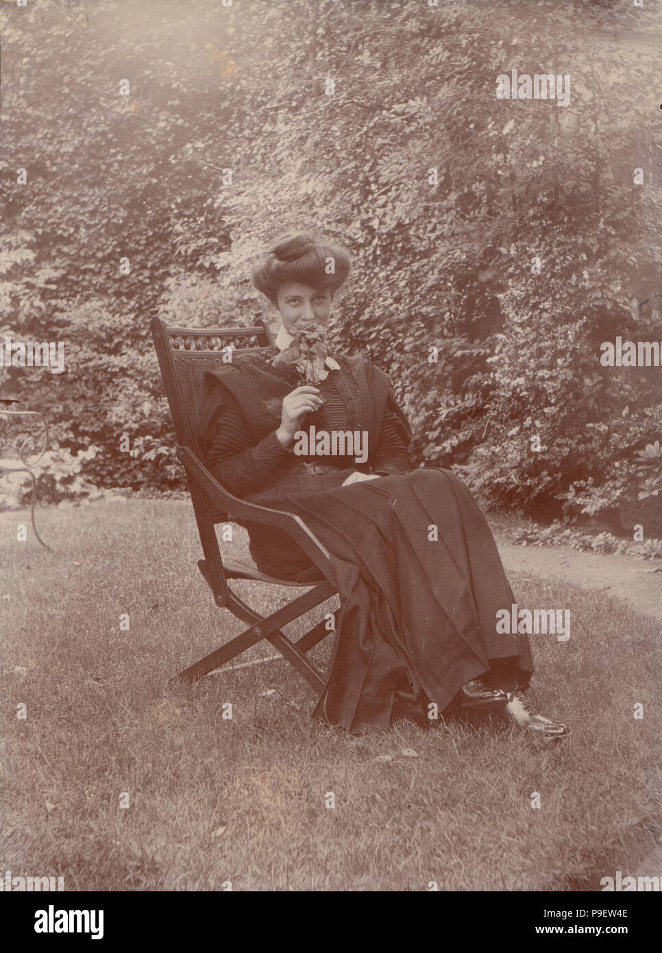 Victorian Foto von Lady Prentis einen Geruch stieg während des Sitzens im Garten Stockfoto