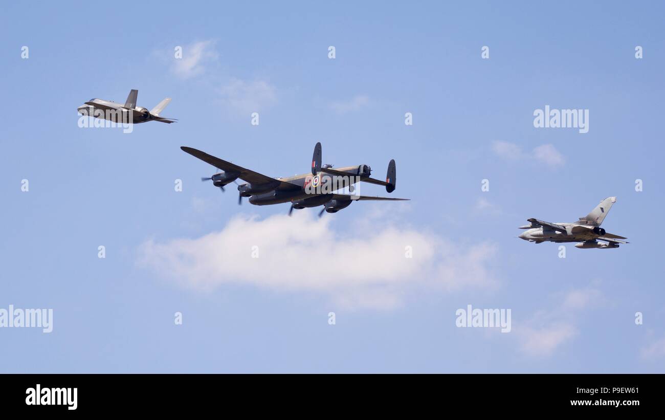 617 Squadron 'Dambusters' eine einzigartige Flypast am 2018 RIAT mit der Avro Lancaster, Panavia Tornado und die neue F-35 B Blitz Stockfoto