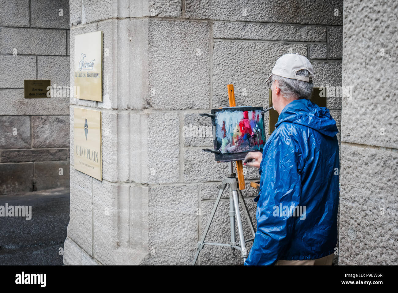 Männliche Künstler Malerei ausserhalb in der Stadt Quebec Stockfoto