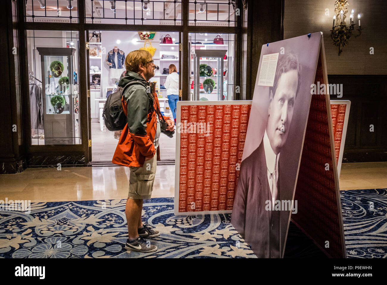 Alter Mann Malerei ausserhalb in der Stadt Quebec Stockfoto